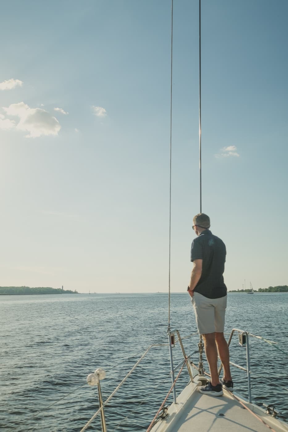 Skats no priekšgala — mierīgs brauciens uz jūras